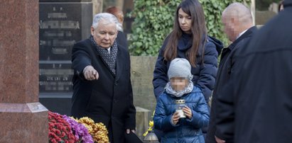 Kaczyński z Martą i jej córkami na Powązkach