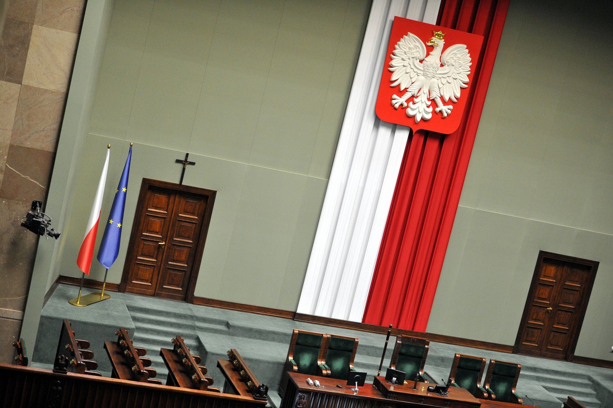 Krzyż w sali posiedzeń w Semie