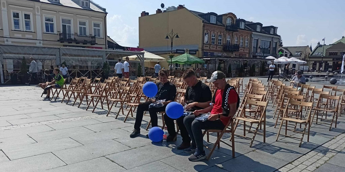 W sieci nie brakuje zdjęć pokazujących, jaką frekwencją cieszyły się niektóre weekendowe pikniki "800 plus".