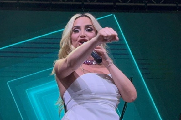 KAUBOJSKE ČIZME I ULTRA MINIHALJINA Maja Berović stajlingom na koncertu u Žitištu pomerila granice, svi pričaju o njenoj nikad kraćoj beloj haljini (Video)