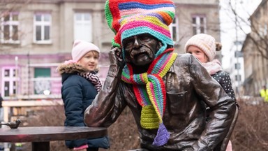 Pomnik Bohdana Smolenia w Poznaniu okradziony. Zniknęła czapka i szalik