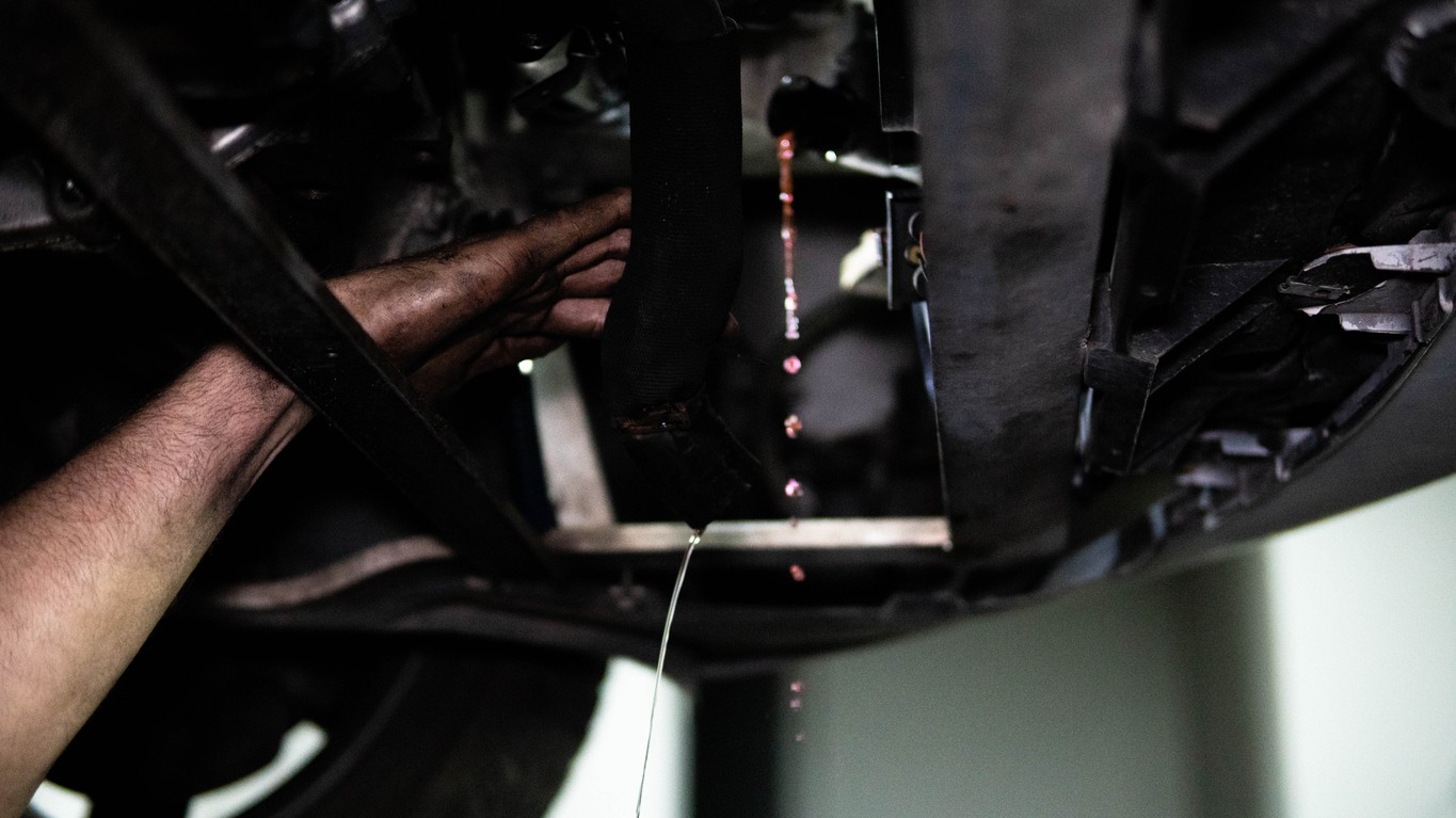 Dôkladné umytie podvozku po zime odstraňuje zvyšky soli a zabraňuje korózii. Mechanici v SR odporúčajú tento úkon ako základnú ochranu pred drahými opravami. 