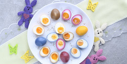 Jak zrobić kolorowe jajka na Wielkanoc? Ekspert dzieli się swoim trikiem