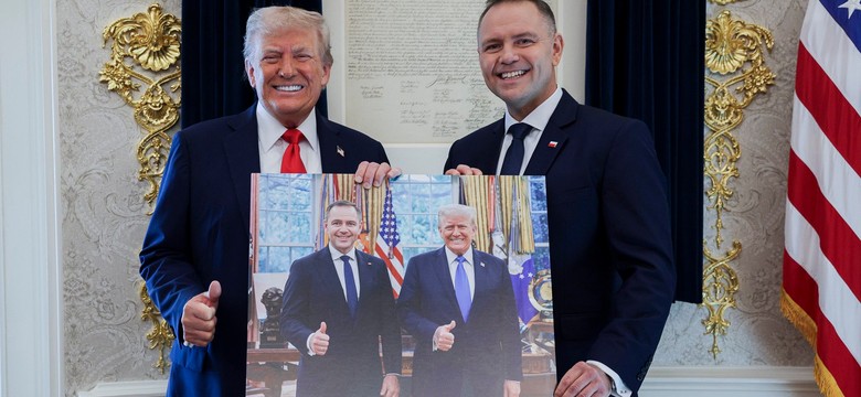 Karol Nawrocki otrzymał prezent od Donalda Trumpa. To plakat