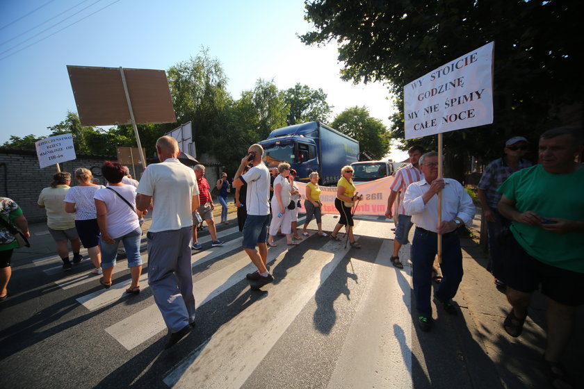 Mieszkańcy Zgierza blokowali ulice. Domagają się zakazu wjazdu samochodów ciężarowych do centrum