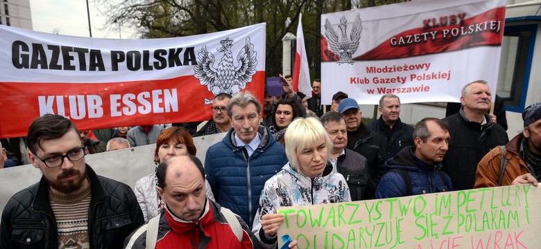 "Łajdak, który rządzi w Rosji!", "Oddać wrak!". Demonstracja przed ambasadą Rosji
