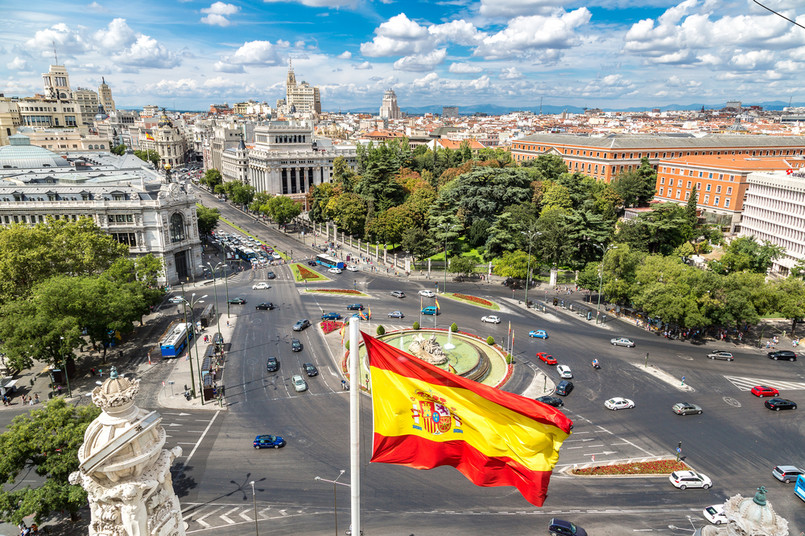 "Hiszpański rząd jest nieco zaskoczony tonem komentarzy nadchodzących z Wielkiej Brytanii, państwa znanego z opanowania" - mówił w poniedziałek Dastis na konferencji w Madrycie.