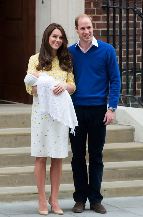 Pierwsze zdjęcia kolejnych członków rodziny Windsorów: Kate Middleton i książę William z córką, Charlotte w 2015 r.