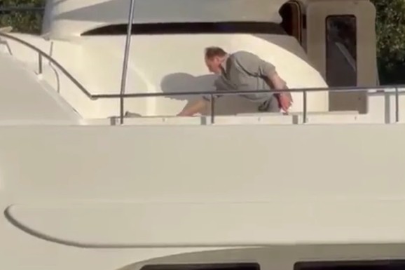 MLADOŽENJA ČISTIO PO JAHTI KOJOM JE STIGAO NA SVADBU Melina Džinović se krila u kabini, a njen Džefri u džemperu (VIDEO)