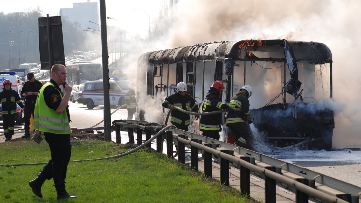 Pożar autobusu linii 408 na Trasie Łazienkowskiej przy zjeździe na Torwar. Pojazd spłonął doszczętnie - pozostał tylko dogorywający wrak. Na szczęście w środku nikogo nie było - informuje TVN Warszawa.