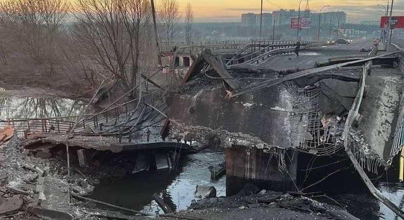 Bron över floden Teteriv i Ivankiv, Ukraina den 24 februari 2022