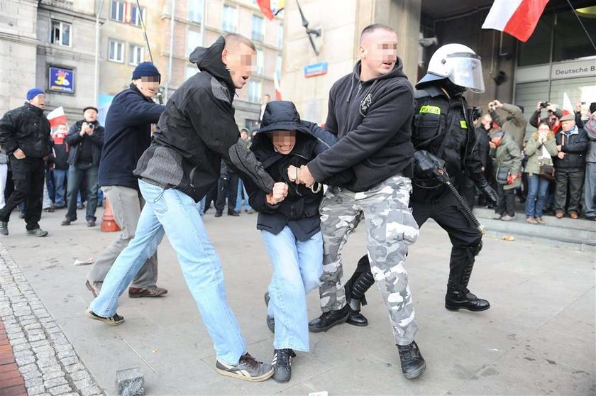 Zadyma podczas Marszu Niepodległości