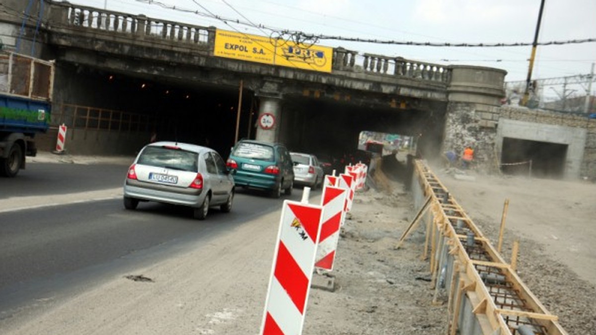 Co zostało do zrobienia? Praktycznie w każdym miejscu tej inwestycji trzeba coś dokończyć. Dotyczy to zarówno torów, jak też samego wiaduktu. Trzeba obniżyć i poszerzyć jezdnię ul. Kunickiego, wykończyć nowy plac u wylotu tunelu pod peronami, jak też wykończyć tunele dla pieszych - informuje "MMLublin".