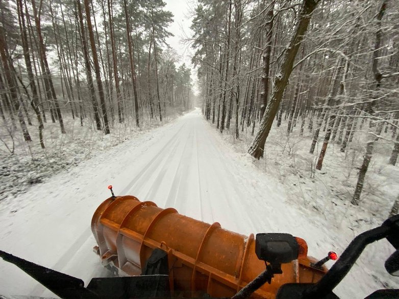 Wóz strażacki odśnieża drogi fot. OSP gmina Maszewo