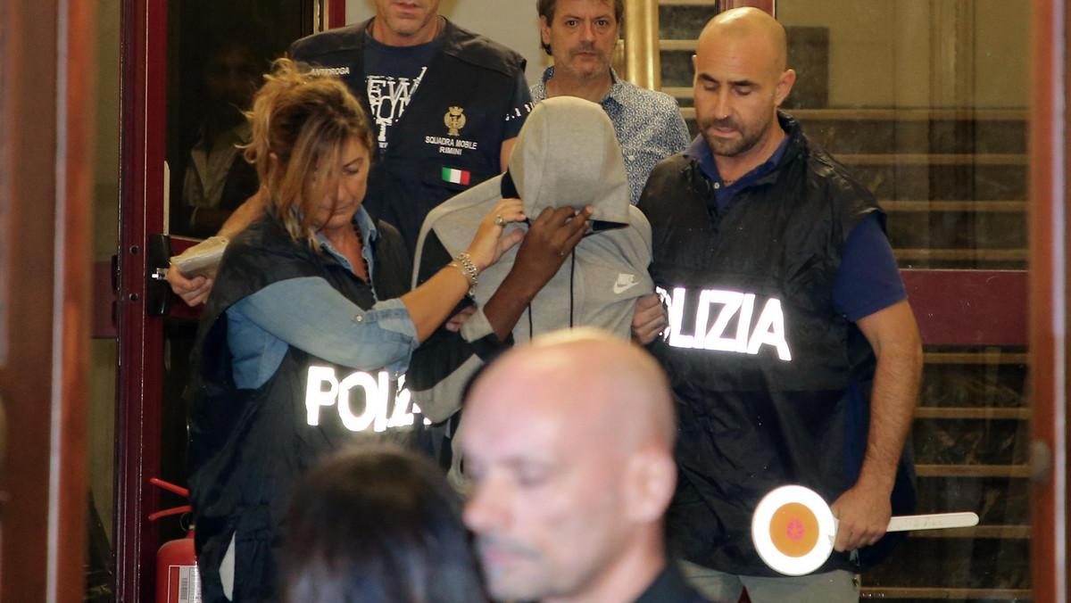 Aresztowany dziś nad ranem 20-letni Kongijczyk, uważany za szefa czteroosobowej bandy, która napadła na polskich turystów w Rimini, chciał uciec do Francji - podały włoskie media za śledczymi. Jak ujawniły, jest to uchodźca z Konga Guerlin Butungu.