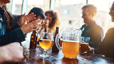 Większość Polaków pije alkohol, a reklamy bagatelizują skutki