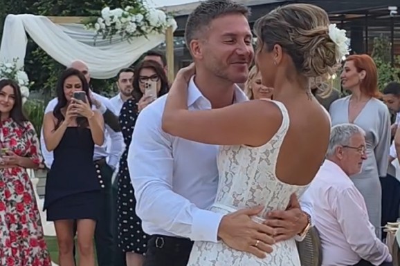 PRVI PLES UZ PESMU NJEGOVOG KOLEGE Evo da li je Zorana na svadbi uzela prezime Saše Kovačevića! Sve pršti od emocija: "Čekao sam na tebe"