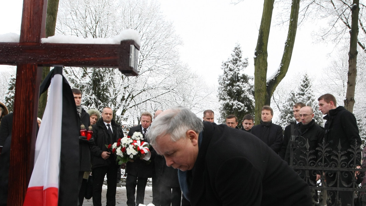 Prezes Prawa i Sprawiedliwości Jarosław Kaczyński uczcił dzisiaj pamięć zamordowanego w ubiegłym roku w łódzkim biurze PiS Marka Rosiaka. Lider PiS złożył na jego grobie wieniec z napisem: "Markowi Rosiakowi koleżanki i koledzy", zapalił znicz i modlił się.