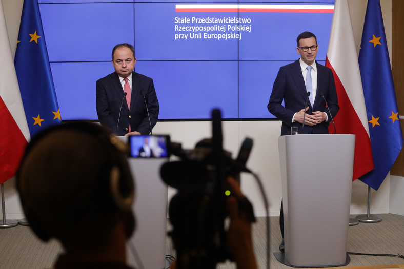 Premier Mateusz Morawiecki i minister do spraw Unii Europejskiej Konrad Szymański na konferencji prasowej w Brukseli, 24.06.2022