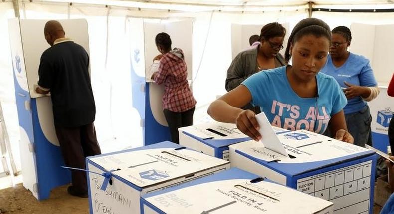 A woman casts her ballot in Johannesburg's Alexandra township, May 7, 2014. 