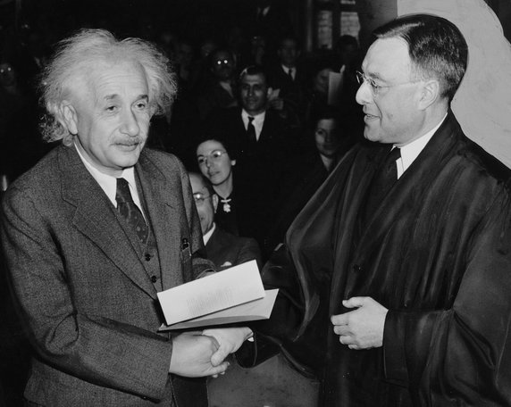 Einstein przyjmujący zaświadczenie o obywatelstwie amerykańskim od sędziego Phillipa Formana