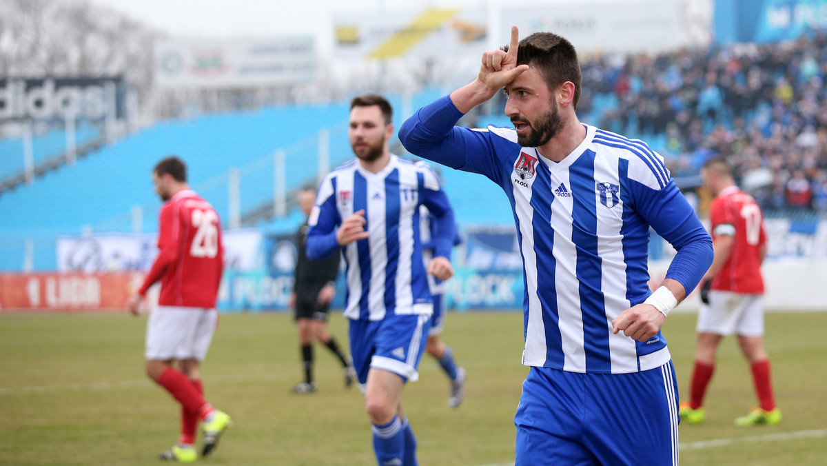 Prowadzący w tabeli I ligi piłkarze Wisły Płock na inaugurację wiosennej części sezonu pokonali MKS Kluczbork 3:0. Z 40 punktami o cztery wyprzedzają Zagłębie Sosnowiec i Arkę Gdynia, która w niedzielę zagra w Katowicach z GKS.