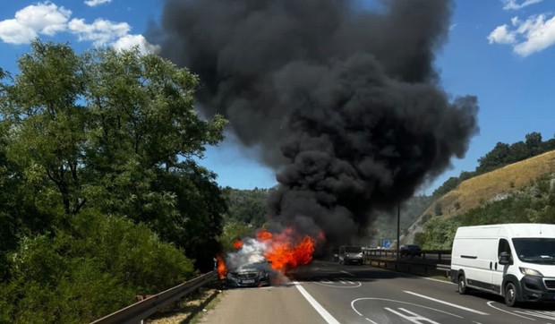 Zapalio se auto i rastinje oko njega