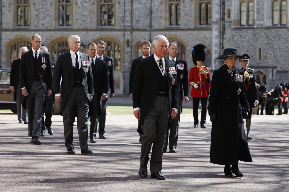 Károly herceg, András herceg és a többi egyenes ági rokon sétál a halottaskocsi után / GettyImages