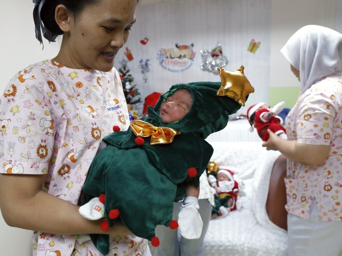 Tajskie noworodki w świątecznych przebraniach