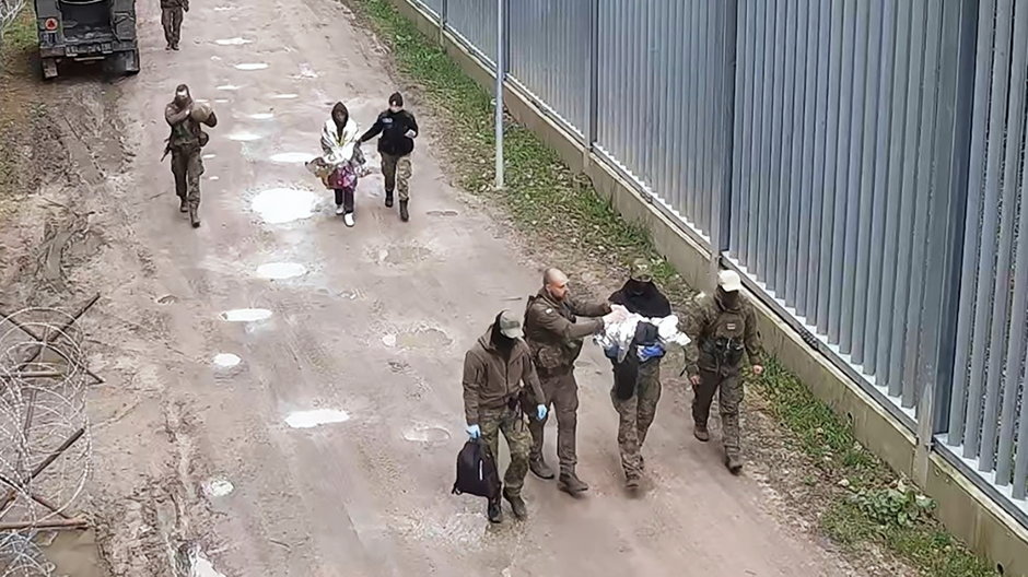 Strażnicy znaleźli przy granicy migrantkę z noworodkiem