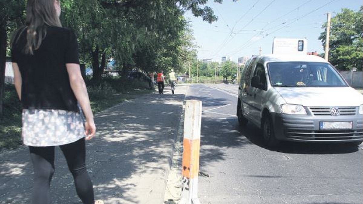 - Dlaczego na ulicy Chmielewskiego nadal brakuje studzienek, a w zamian stoją słupki - pyta zdenerwowany czytelnik portalu Moje Miasto Szczecin.