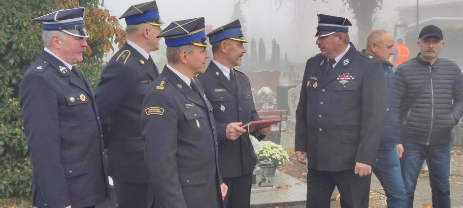 Strażacy odwiedzili groby swoich koleżanek i kolegów. Był czas na wspomnienia i zadumę