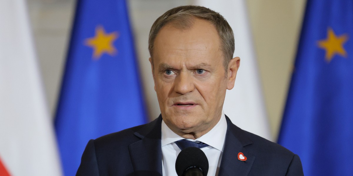 Donald Tusk na konferencji prasowej podjął wątek Krajowego Zasobu Nieruchomości, jako przykładu szeregu instytucji, które służyły głównie temu, żeby dobrze zarabiali nimi zarządzający