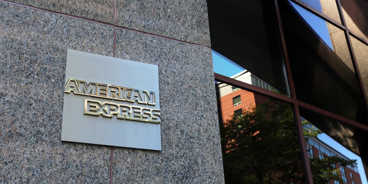 American Express szuka większego biura niż potrzebuje dla 500 pracowników. Warszawa konkuruje z Pragą i Budapesztem, będąc najsilniejszym graczem na liście. Centrum ma zostać otwarte do końca roku