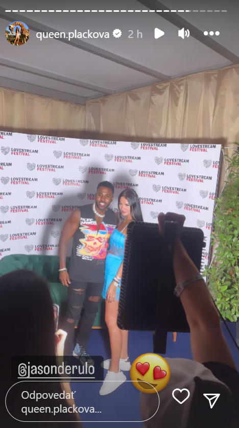 Influencerka Zuzana Strausz Plačková na Lovestream festivale s Jasonom Derulom.
