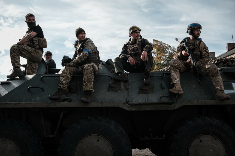 Ukraińscy żołnierze na transporterze opancerzonym w Kupiańsku w obwodzie charkowskim, Ukraina, 29 września 2022 r.