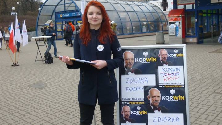 Martyna podczas zbiórki podpisów dla Korwina.