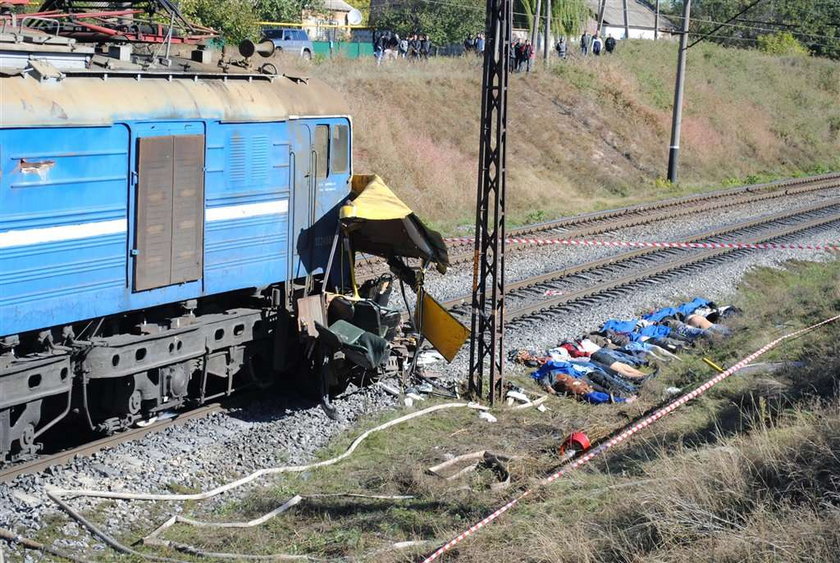 Koszmar! 42 osoby zginęły pod lokomotywą!