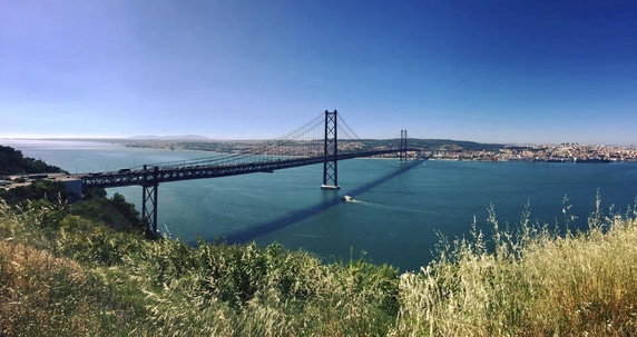 Pomnik w Lizbonie leży przy moście 25 Kwietnia. To dwupoziomowy drogowo-kolejowy most wiszący, przerzucony nad Tagiem około 12 km od jego ujścia do Oceanu Atlantyckiego. Przez swoją barwę i ogólny wygląd jest bardzo często porównywany do mostu Golden Gate w San Francisco.