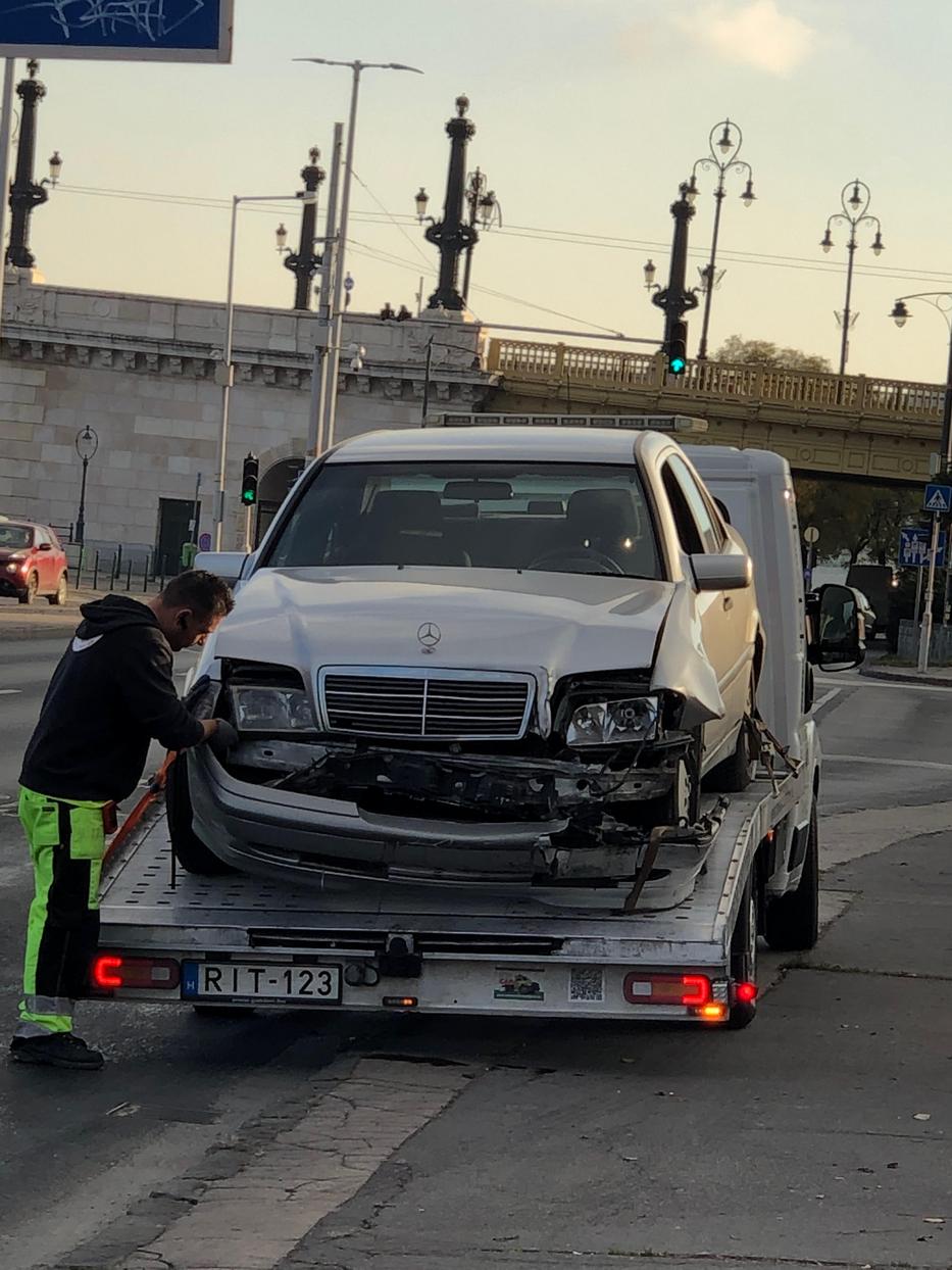 A televíziós Mercedesét tréler szállította el a baleset helyszínéről /Fotó: Olvasóriporter