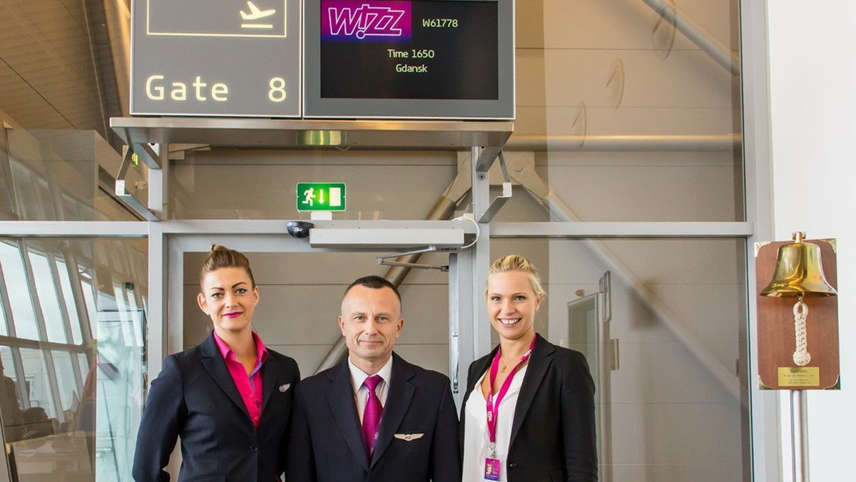 Wizz Air rozbudowuje siatkę połączeń w Polsce i inauguruje loty na pięciu nowych trasach z dwóch polskich lotnisk. Pasażerowie lotniska w Szczecinie będą mogli korzystać z dwóch lotów tygodniowo do Bergen w Norwegii. Z Gdańska będzie można teraz polecieć do Billund, Aberdeen i Brukseli Charleroi, również dwa razy w tygodniu.