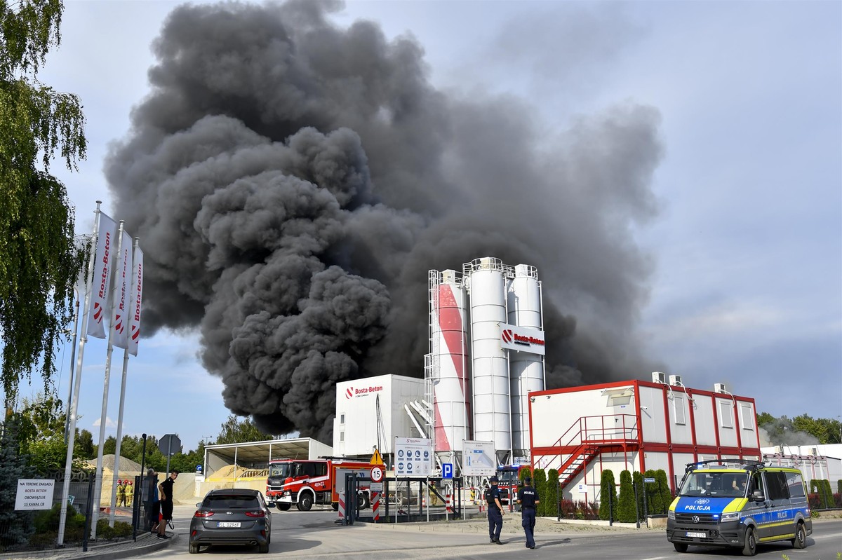 Pożar hali w Siemianowicach Śląskich pod kontrolą. istotny komunikat RCB