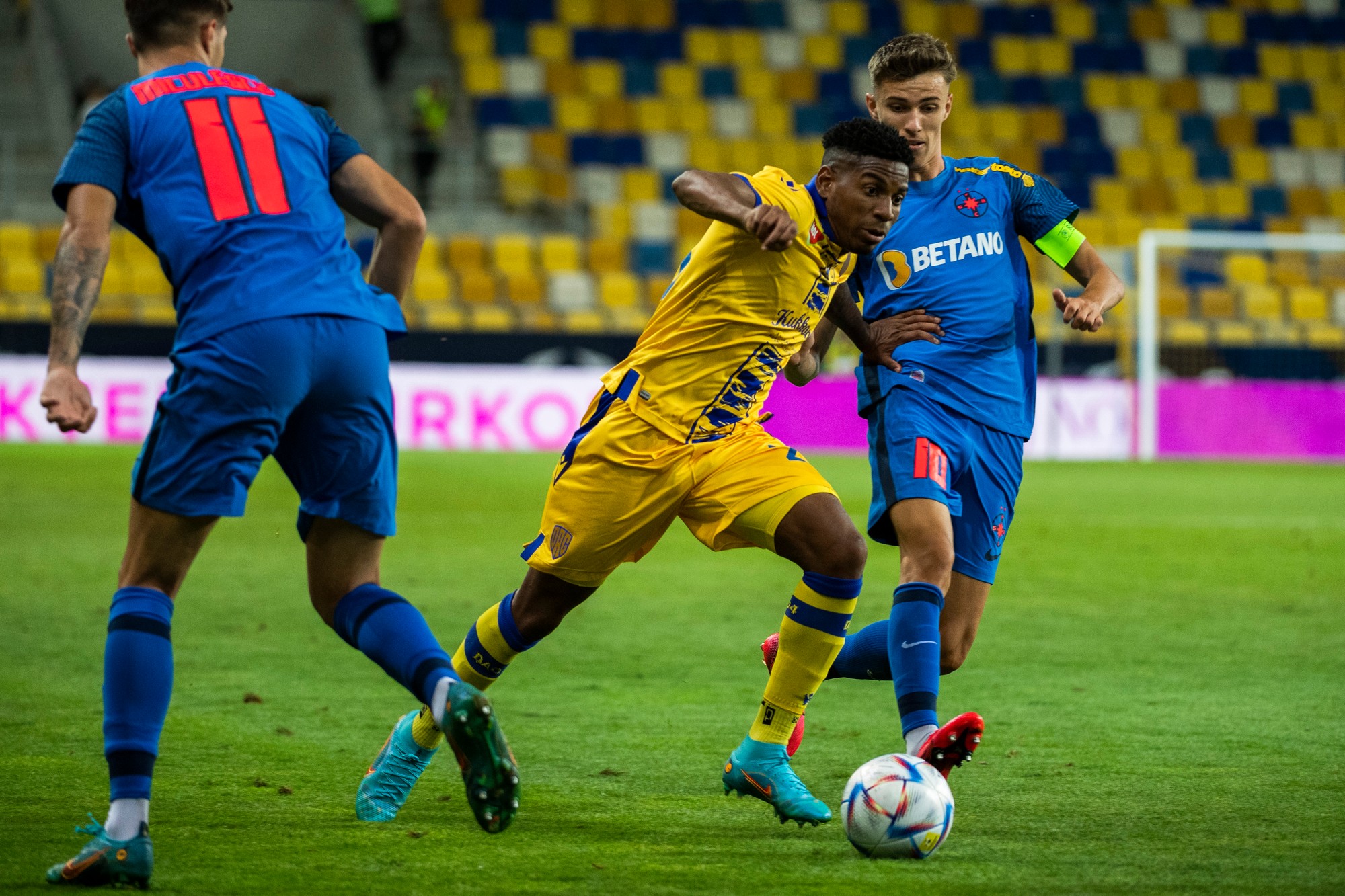 Zľava David Raul Miculescu (FCSB), Milan Dimun (Dunajská Streda) a Octavian Popescu (FCSB).