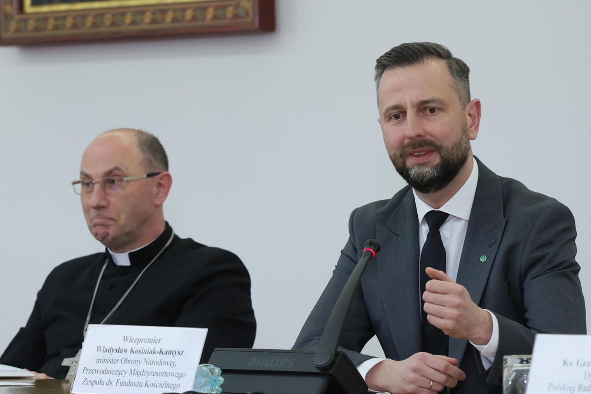 Przewodniczący Międzyresortowego Zespołu ds. Funduszu Kościelnego, wicepremier, szef MON Władysław Kosiniak-Kamysz oraz prymas Polski abp Wojciech Polak podczas konferencji "Relacje państwo-Kościół. Podstawowe zasady państwa prawa" w Sekretariacie Konferencji Episkopatu Polski w Warszawie