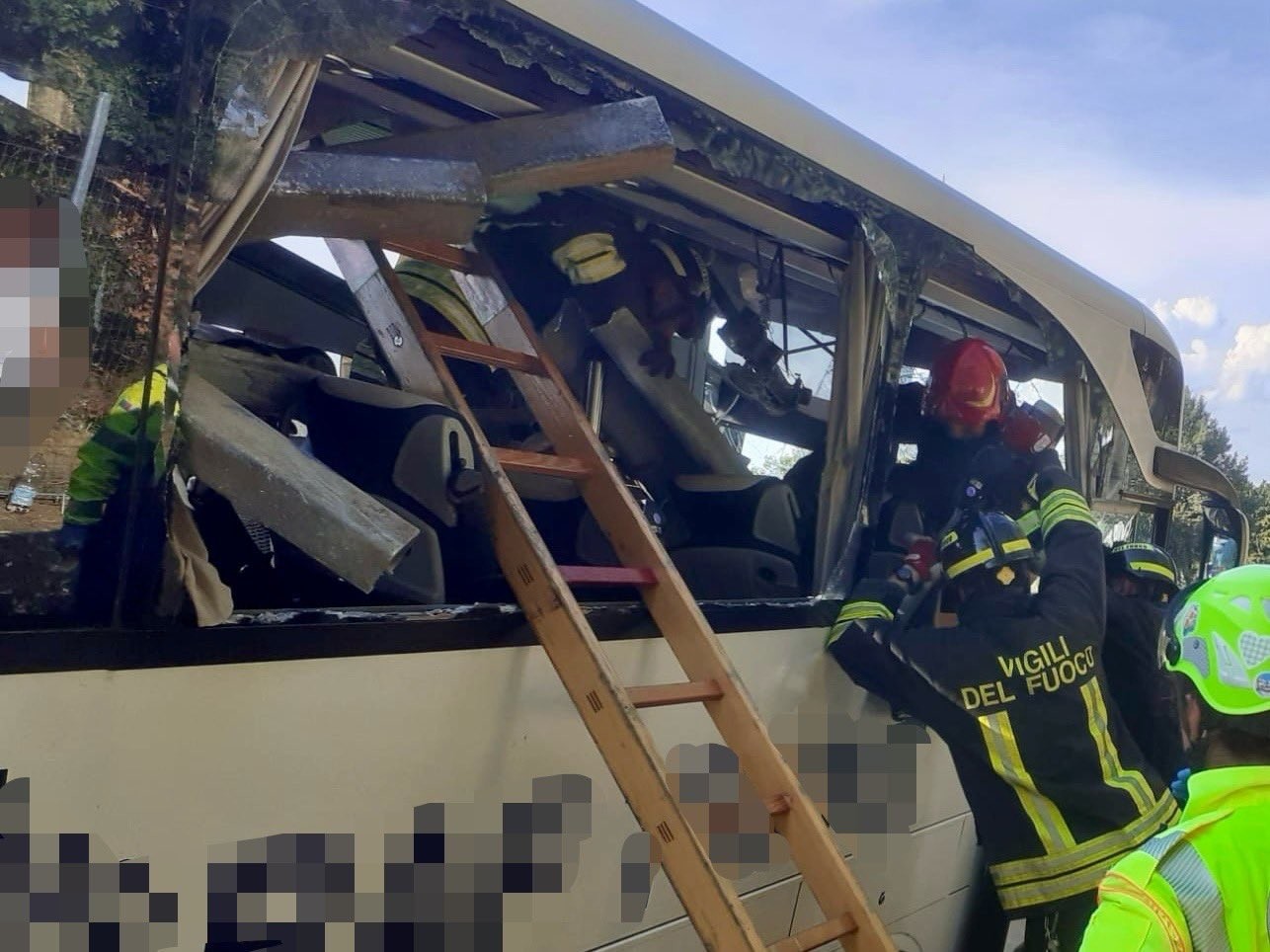 Pri nehode turistického autobusu v Taliansku zahynula jedna osoba a 15 sa zranilo.