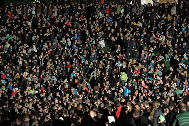 Tłumy na pokazie 'Światła Wody' w Multimedialnym Parku Fontann