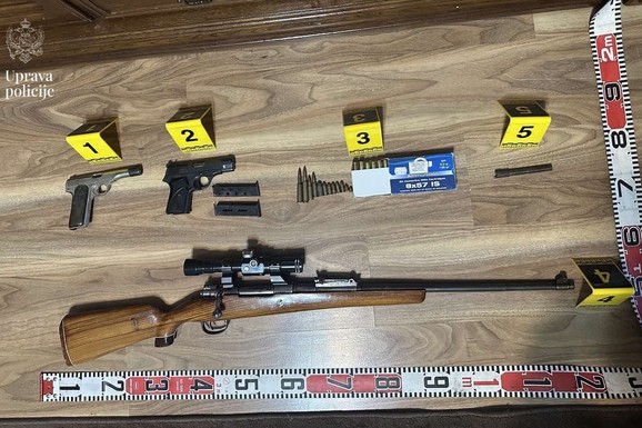 POLICIJA ZAPLENILA ARSENAL ORUŽJA! Pretresi širom Bijelog Polja, oduzeti pištolji, municija i uhapšena jedna osoba (FOTO)