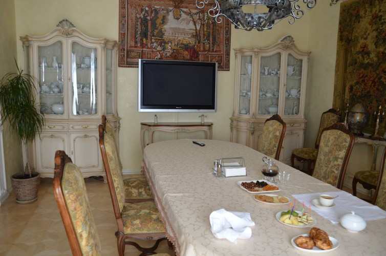 Julia Tymoszenko zaprasza do swojej posiadłości (źródło: facebook.com/bezparkaniv)