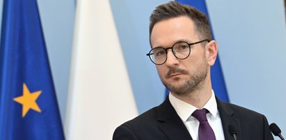 Minister pochwalił się oryginalnym prezentem od pracowników. Sprawa może mieć jednak drugie dno