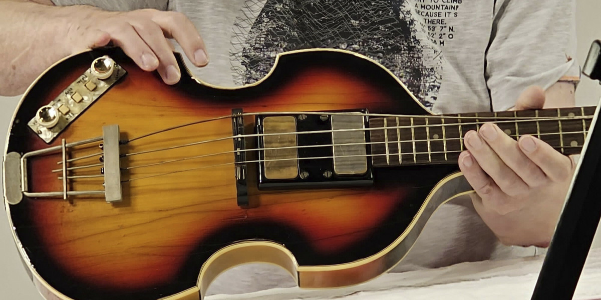 Skradziona gitara basowa Beatlesów Paula McCartneya odnaleziona po 51 latach.